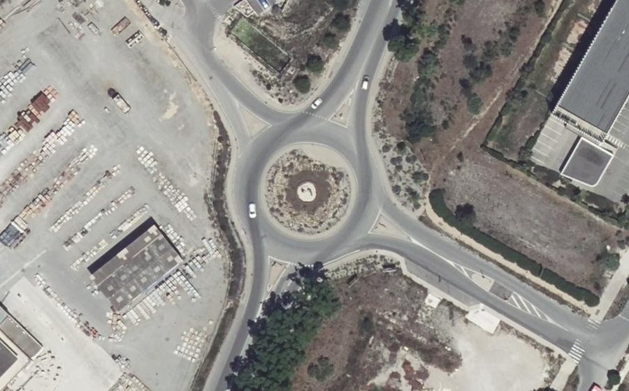 Vue aérienne du Rond-point anonyme n°134288630