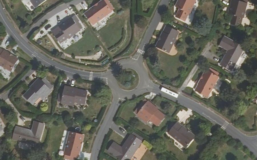 Vue aérienne du Rond-point anonyme n°134374828
