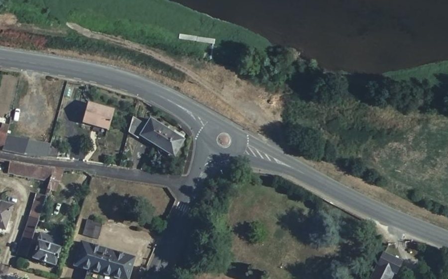 Vue aérienne du Rond-point anonyme n°134377619