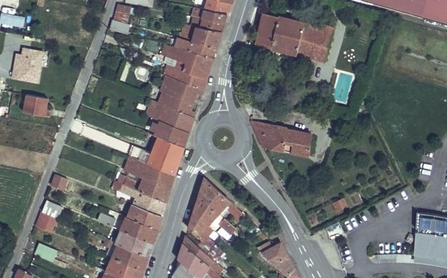Vue aérienne du Rond-point anonyme n°134393508