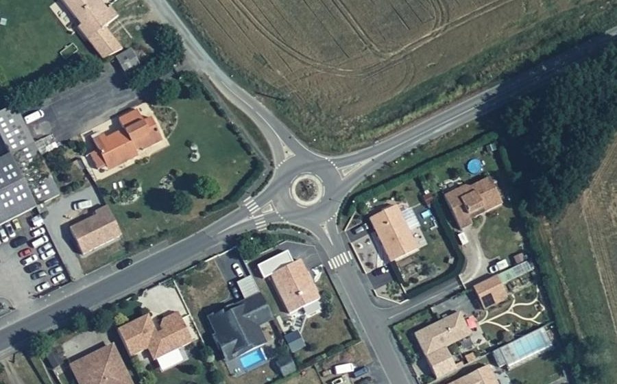 Vue aérienne du Rond-point anonyme n°134400871