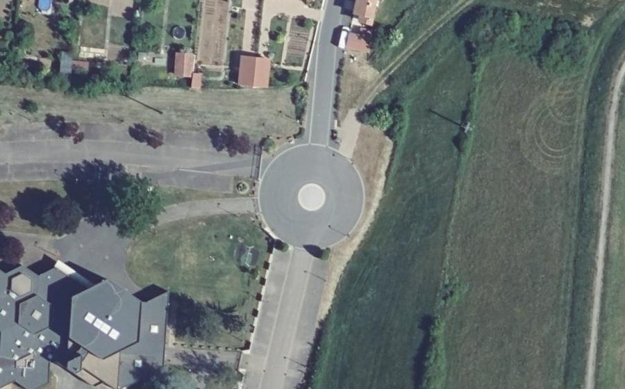 Vue aérienne du Rond-point anonyme n°134431285
