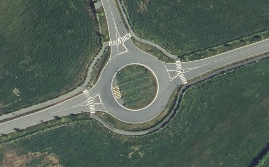 Vue aérienne du Rond-point anonyme n°1344380837
