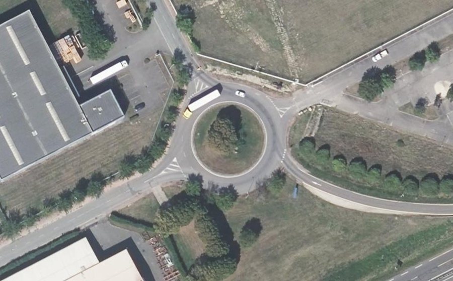 Vue aérienne du Rond-point anonyme n°134467178