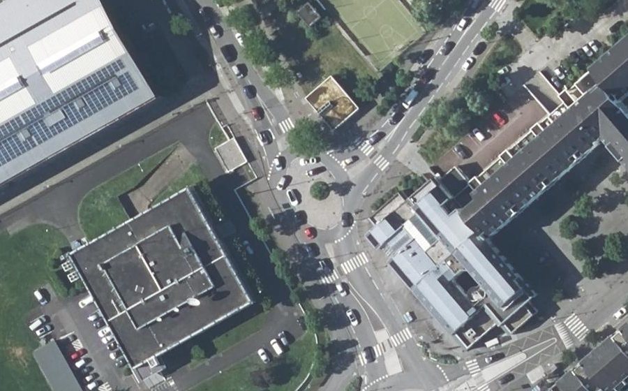 Vue aérienne du Rond-point anonyme n°134472503