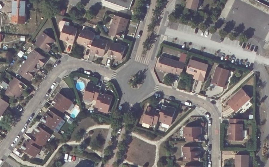 Vue aérienne du Rond-point anonyme n°134509310