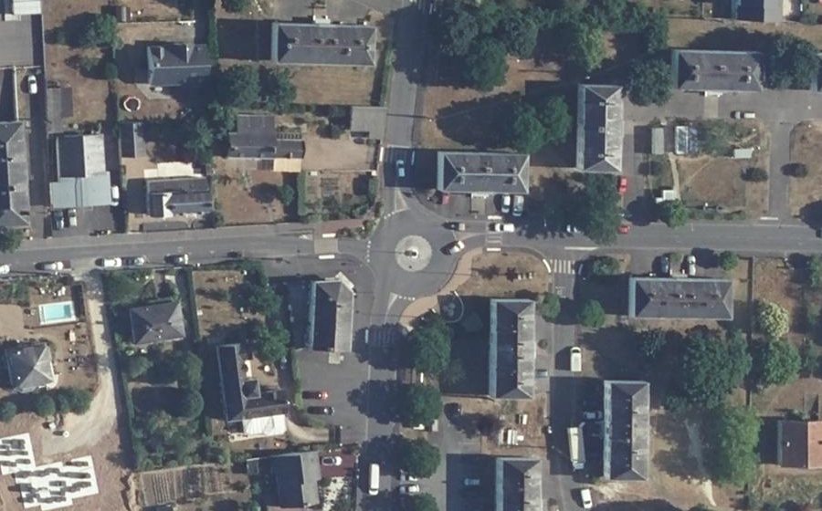 Vue aérienne du Rond-point anonyme n°134533706