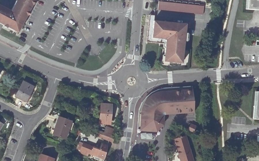 Vue aérienne du Rond-point anonyme n°134545614