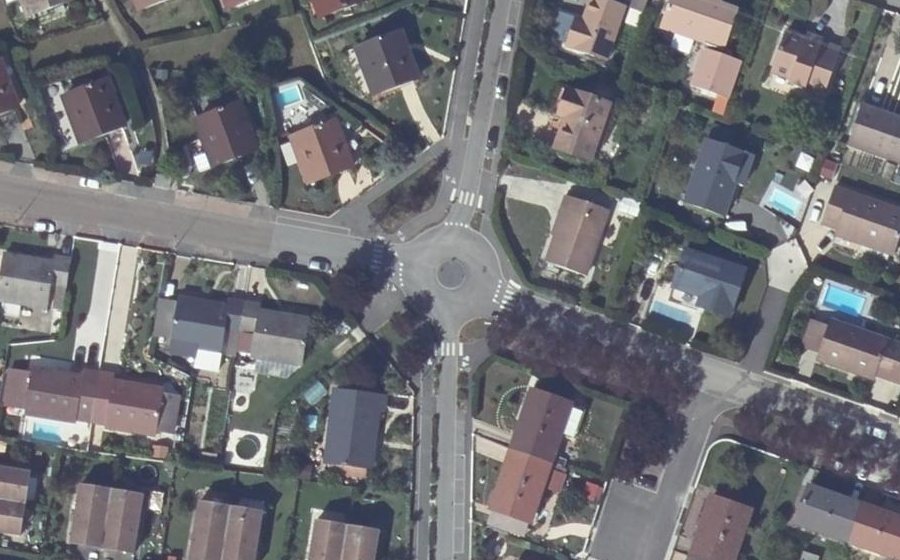 Vue aérienne du Rond-point anonyme n°134545637