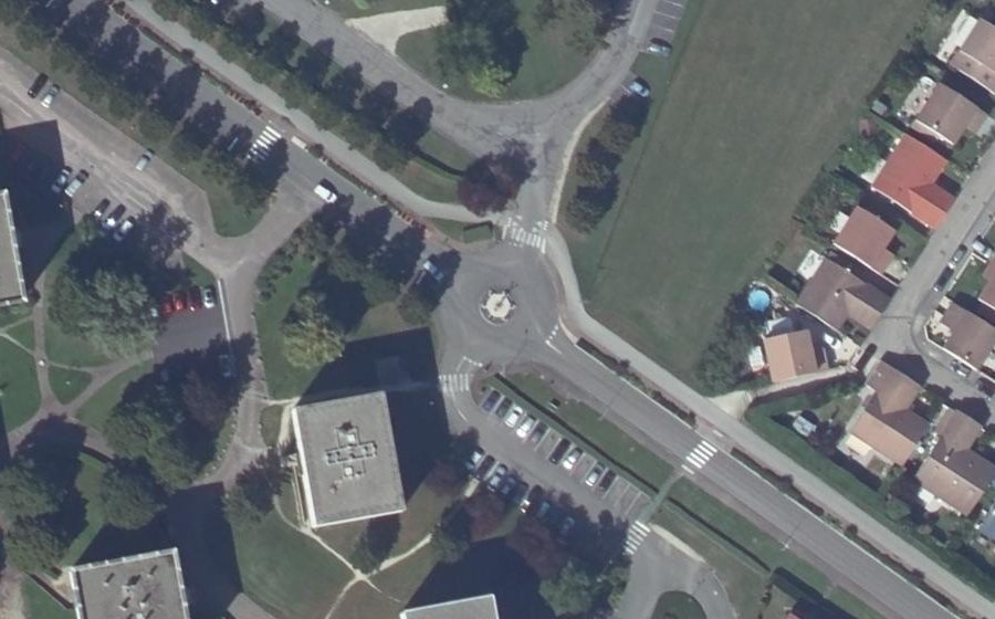 Vue aérienne du Rond-point anonyme n°134545651