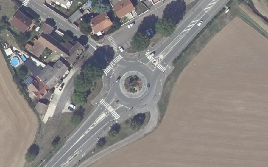 Vue aérienne du Rond-point anonyme n°134581421