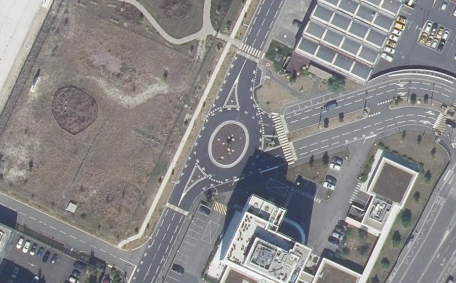 Vue aérienne du Rond-point anonyme n°1346230192