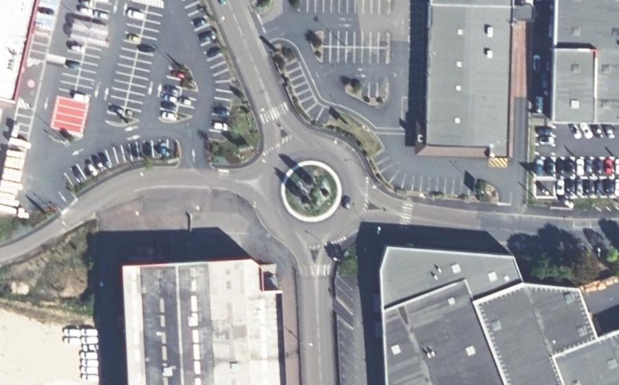 Vue aérienne du Rond-point anonyme n°134667090
