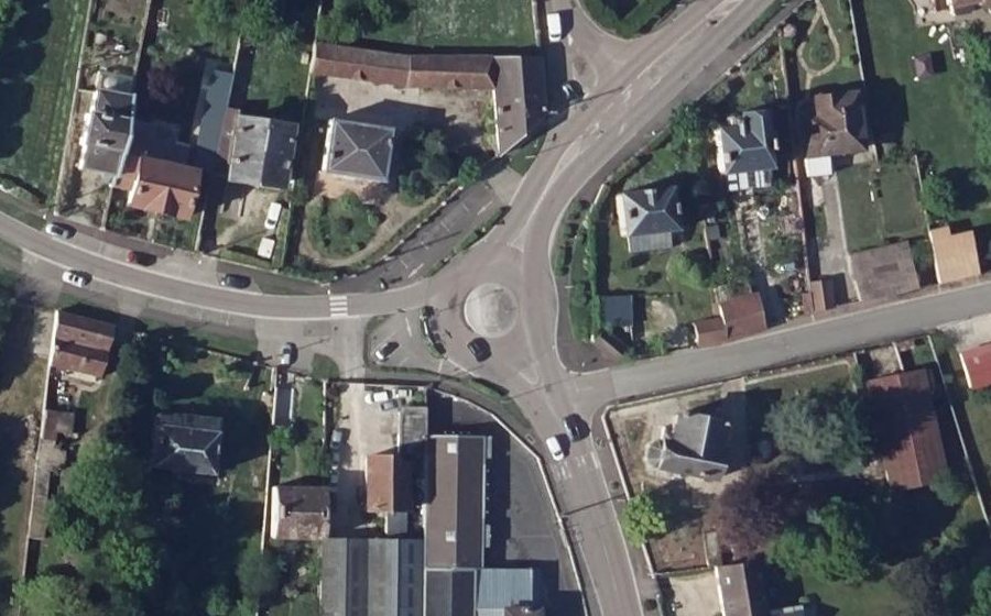 Vue aérienne du Rond-point anonyme n°134709381