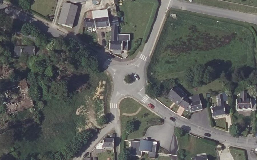 Vue aérienne du Rond-point anonyme n°134740901