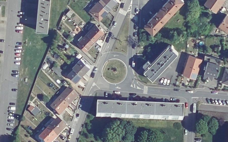 Vue aérienne du Rond-point anonyme n°134758899