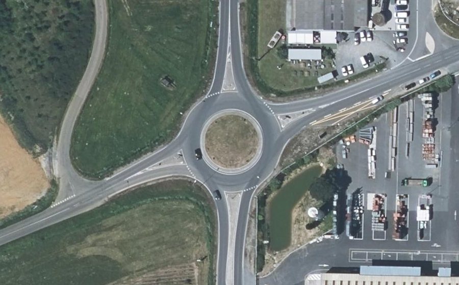 Vue aérienne du Rond-point anonyme n°134765602