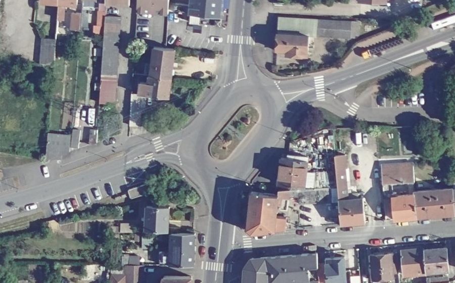 Vue aérienne du Rond-point anonyme n°134766285