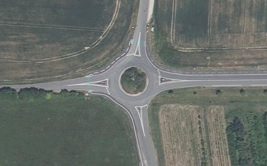 Vue aérienne du Rond-point anonyme n°134771454