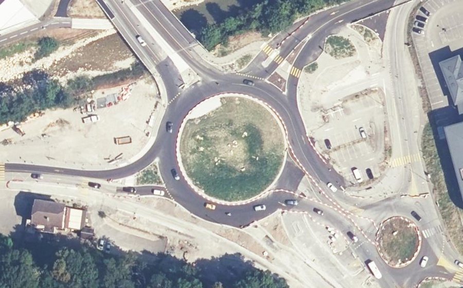 Vue aérienne du Rond-point anonyme n°1348009719