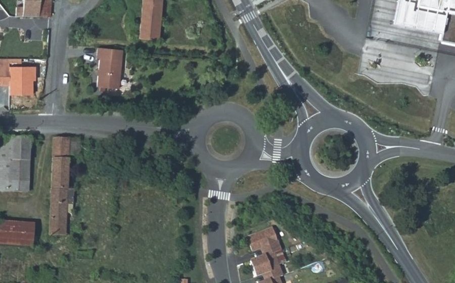 Vue aérienne du Rond-point anonyme n°134808768