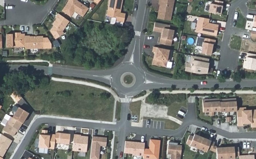 Vue aérienne du Rond-point anonyme n°134809947