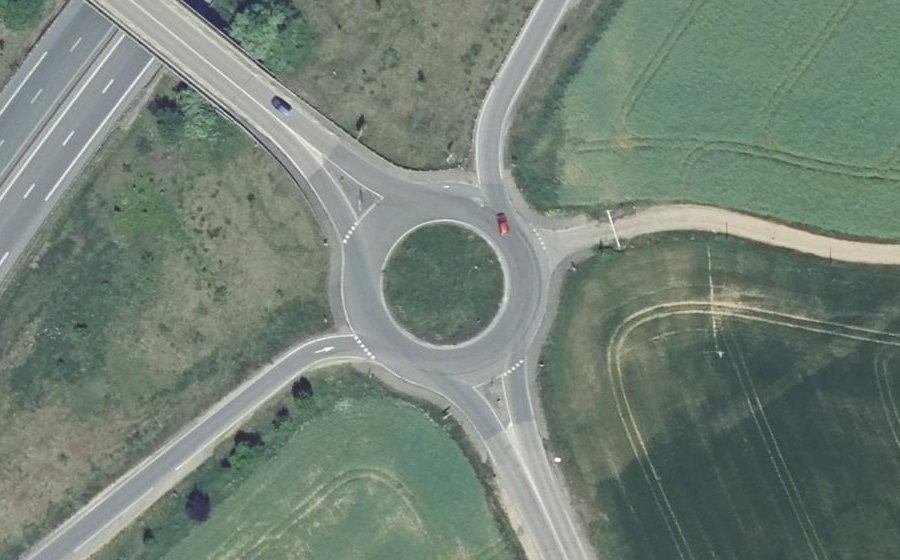 Vue aérienne du Rond-point anonyme n°134822286