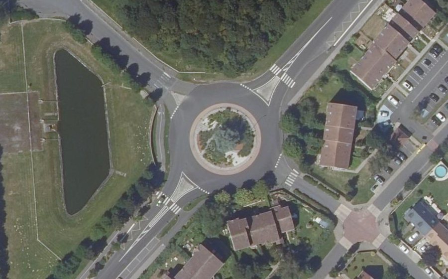 Vue aérienne du Rond-point anonyme n°134838095