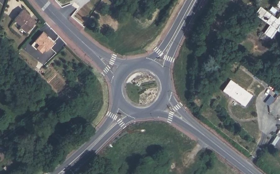 Vue aérienne du Rond-point anonyme n°134903014