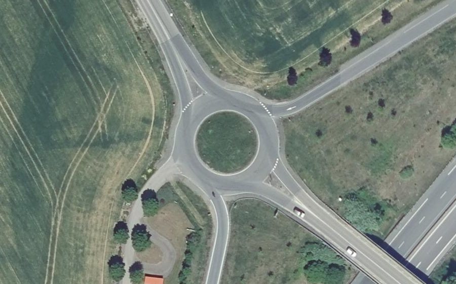 Vue aérienne du Rond-point anonyme n°134951208