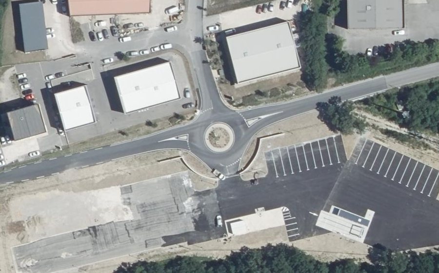 Vue aérienne du Rond-point anonyme n°1349597990