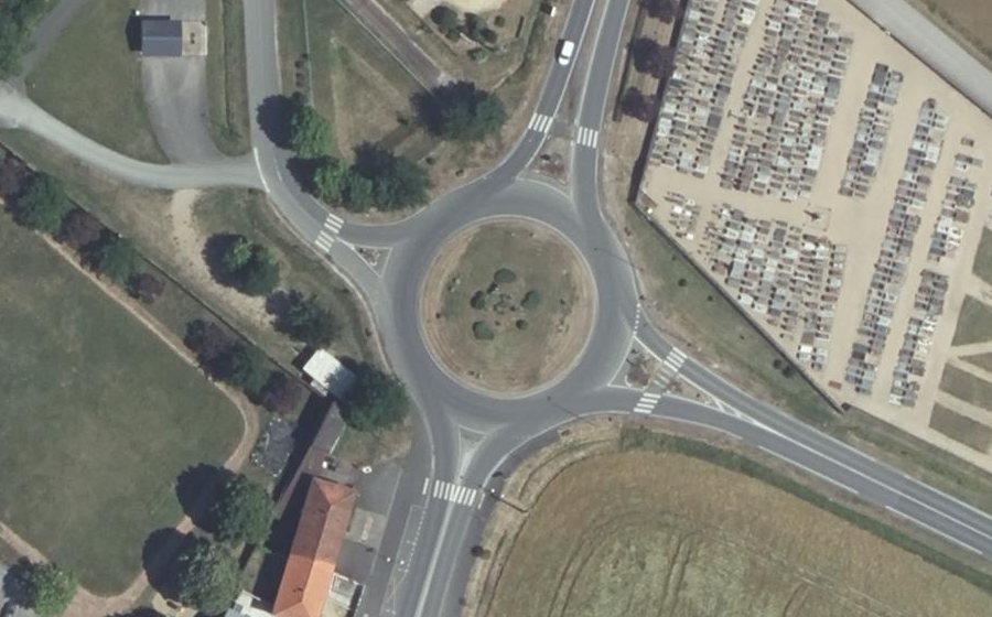 Vue aérienne du Rond-point anonyme n°134994724