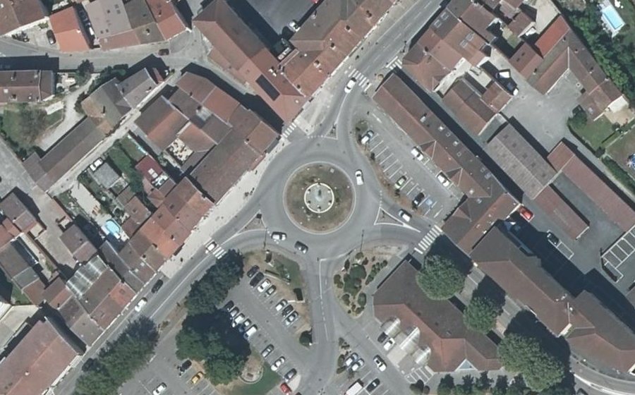 Vue aérienne du Rond-point anonyme n°135031483