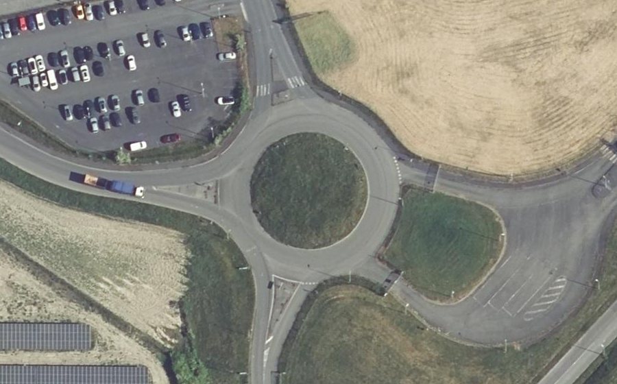 Vue aérienne du Rond-point anonyme n°135031780