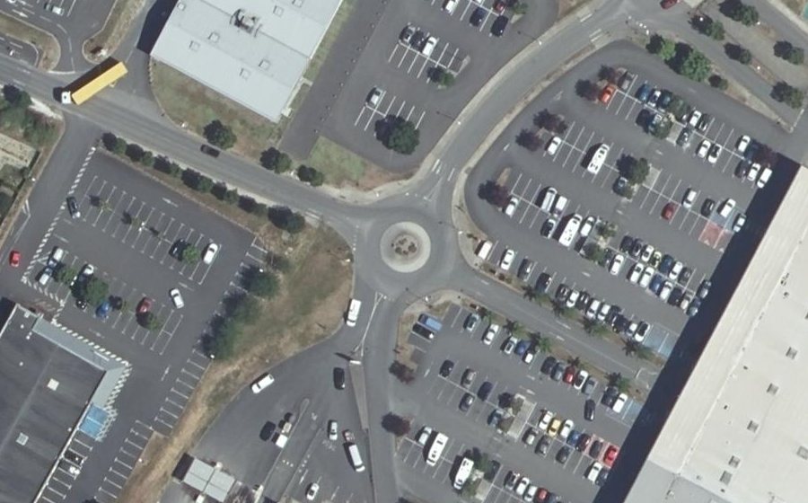 Vue aérienne du Rond-point anonyme n°135036663