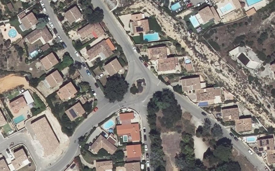 Vue aérienne du Rond-point anonyme n°135037576