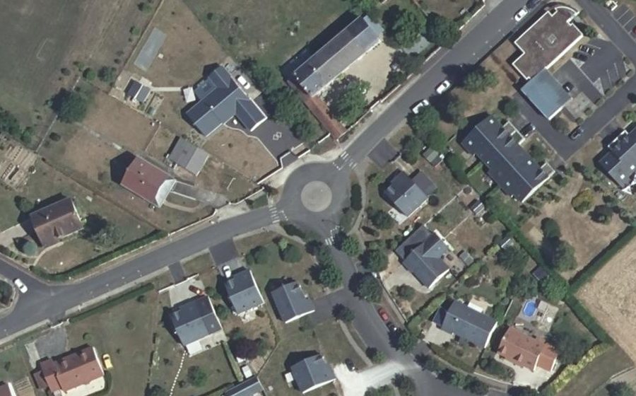 Vue aérienne du Rond-point anonyme n°135047987