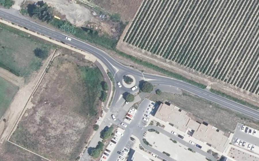 Vue aérienne du Rond-point anonyme n°135052502