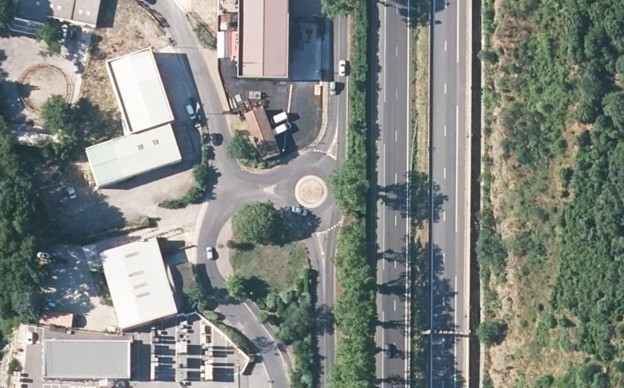 Vue aérienne du Rond-point anonyme n°135103032