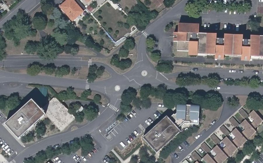 Vue aérienne du Rond-point anonyme n°135158251
