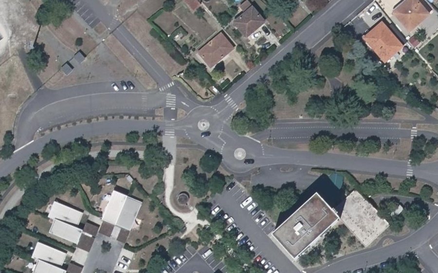 Vue aérienne du Rond-point anonyme n°135158253