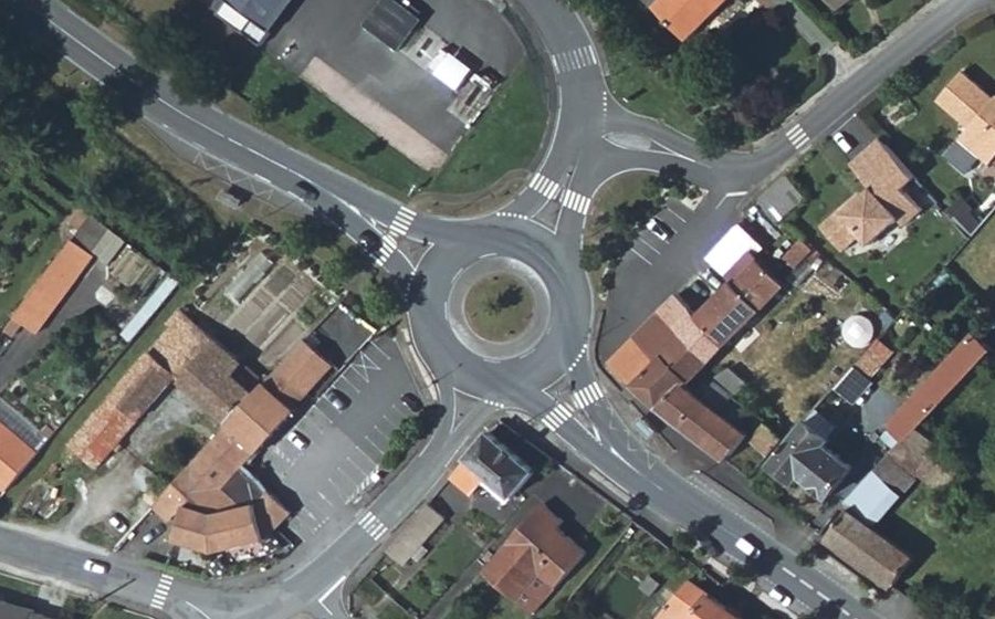 Vue aérienne du Rond-point anonyme n°135158263