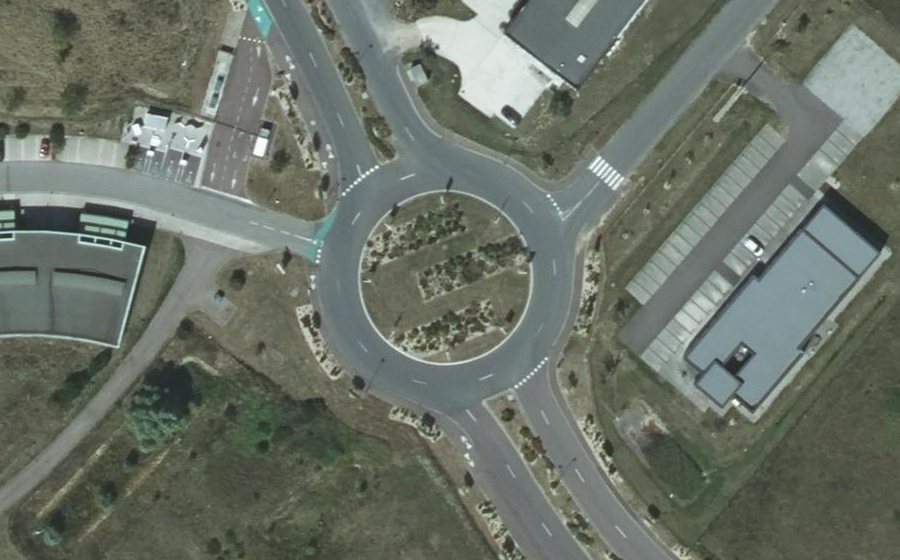 Vue aérienne du Rond-point anonyme n°135168600