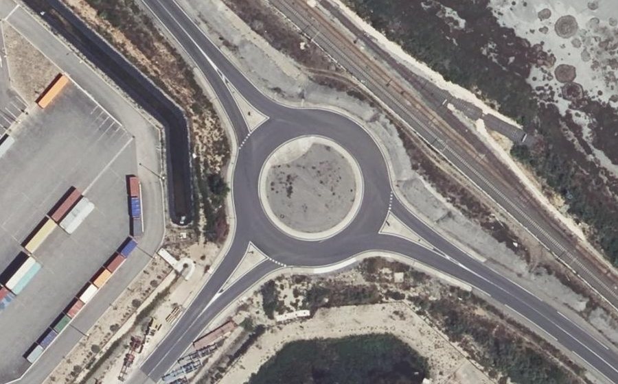Vue aérienne du Rond-point anonyme n°135168674