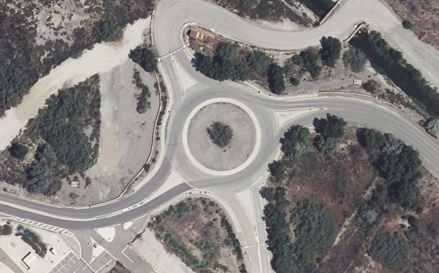 Vue aérienne du Rond-point anonyme n°135168675