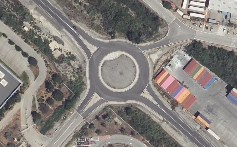 Vue aérienne du Rond-point anonyme n°135168677