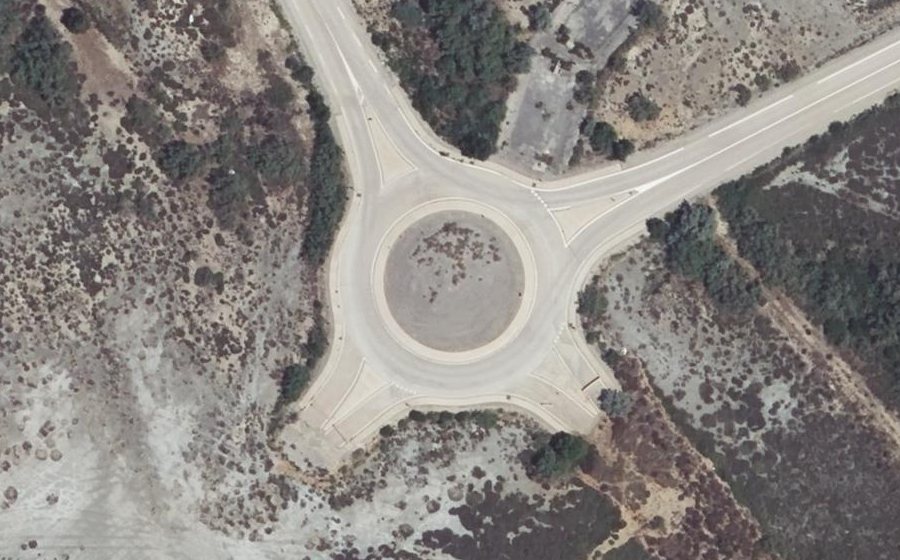 Vue aérienne du Rond-point anonyme n°135168678