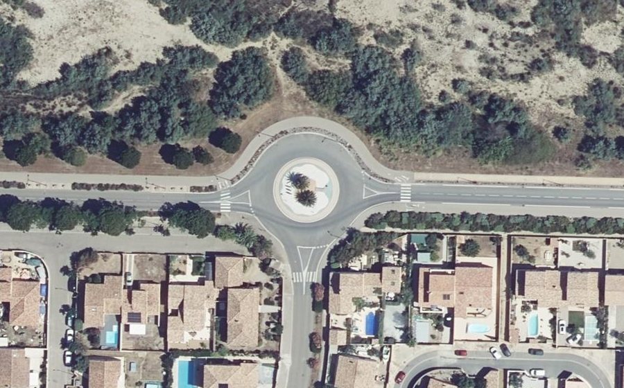 Vue aérienne du Rond-point anonyme n°135171187