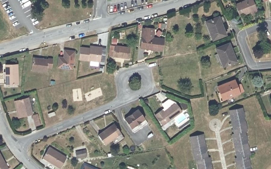 Vue aérienne du Rond-point anonyme n°135178246