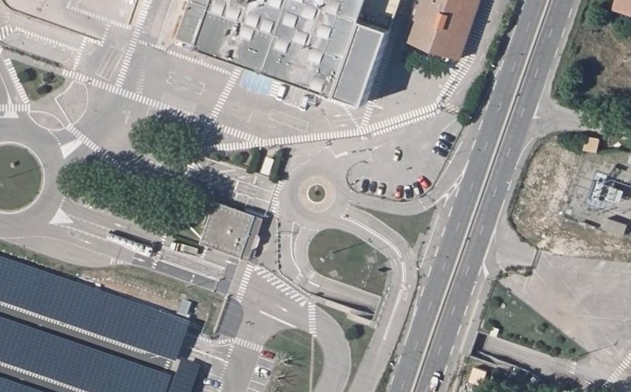 Vue aérienne du Rond-point anonyme n°135178259